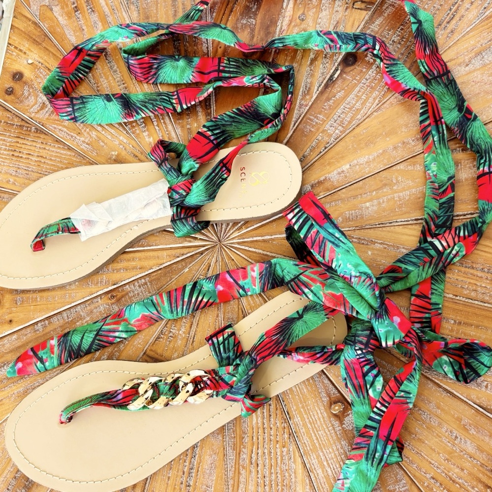 NIB Scene by Shoe Dazzle Tropical Print Satin Strappy Sandals in Sz 10